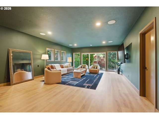 6200 Sw ROUND HILL Way, Portland, OR 97221