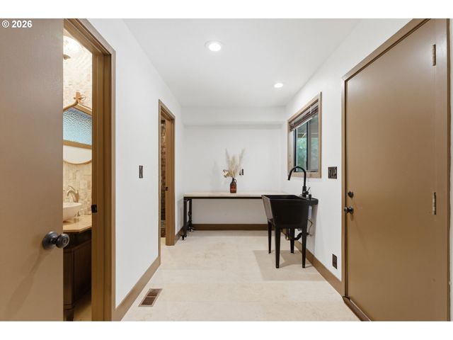 6200 Sw ROUND HILL Way, Portland, OR 97221