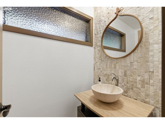 6200 Sw ROUND HILL Way, Portland, OR 97221