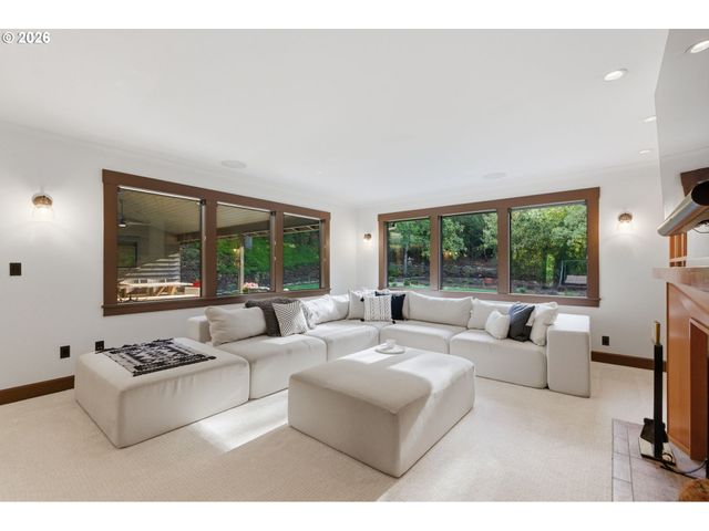 6200 Sw ROUND HILL Way, Portland, OR 97221