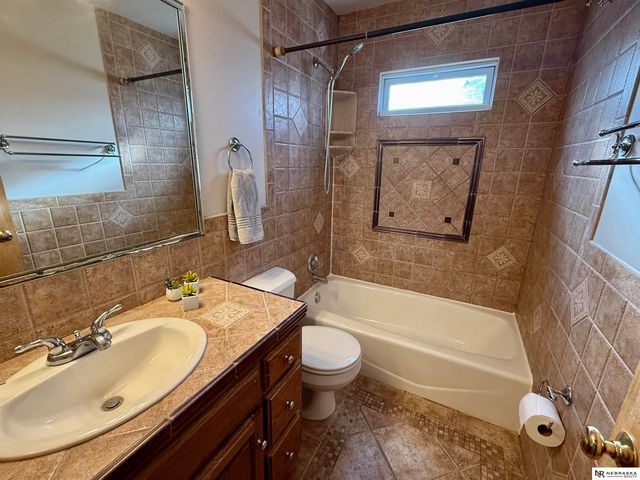 607 S 68th Avenue, Omaha, NE 68106