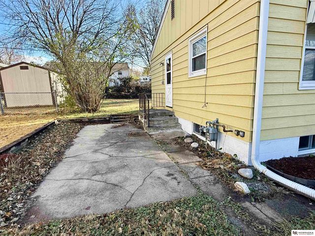 607 S 68th Avenue, Omaha, NE 68106