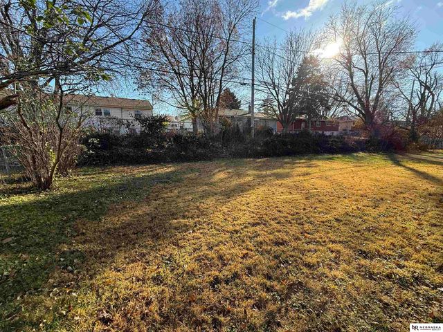 607 S 68th Avenue, Omaha, NE 68106