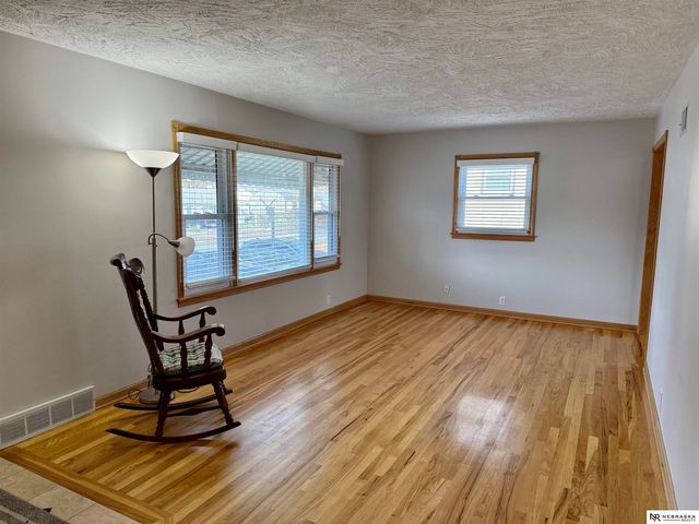 607 S 68th Avenue, Omaha, NE 68106