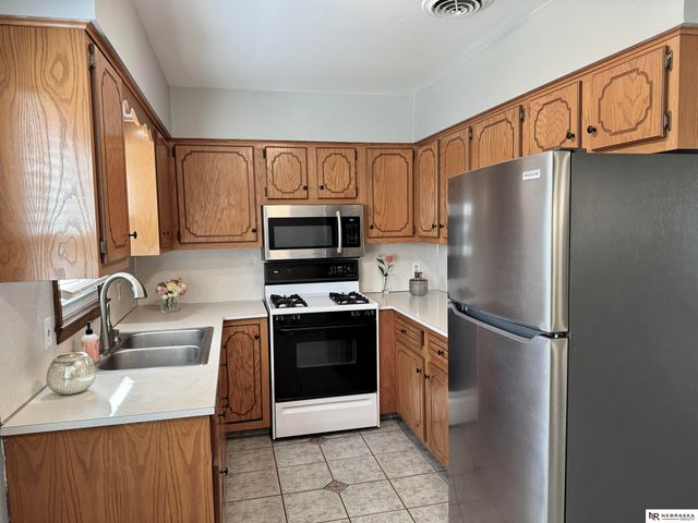 607 S 68th Avenue, Omaha, NE 68106