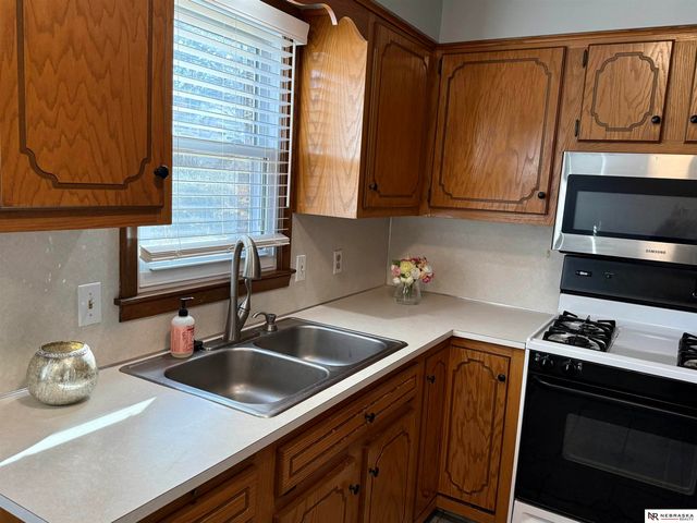 607 S 68th Avenue, Omaha, NE 68106