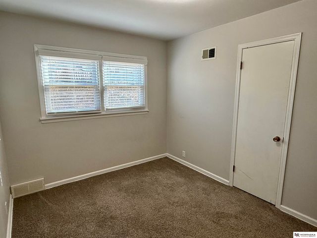 607 S 68th Avenue, Omaha, NE 68106