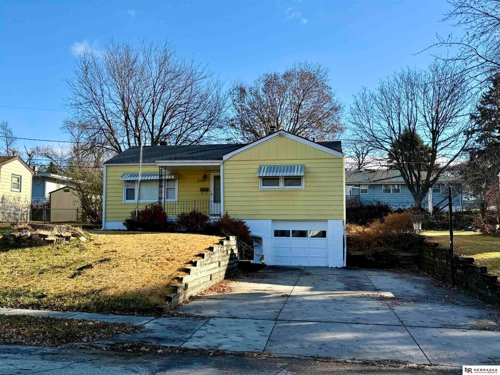 607 S 68th Avenue, Omaha, NE 68106