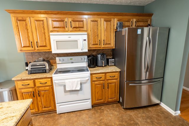 233 Lone Oak Dr, White House, TN 37188