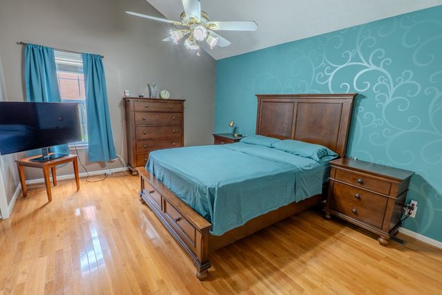 233 Lone Oak Dr, White House, TN 37188