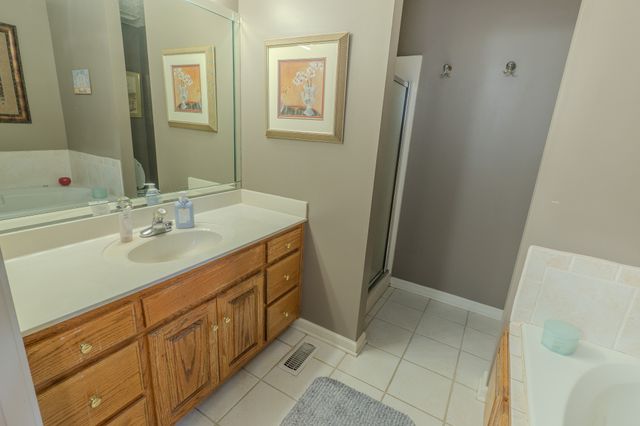 233 Lone Oak Dr, White House, TN 37188