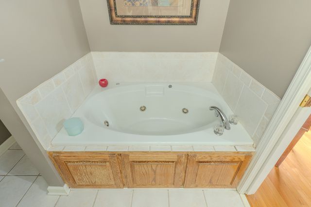 233 Lone Oak Dr, White House, TN 37188