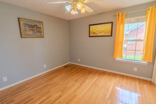 233 Lone Oak Dr, White House, TN 37188