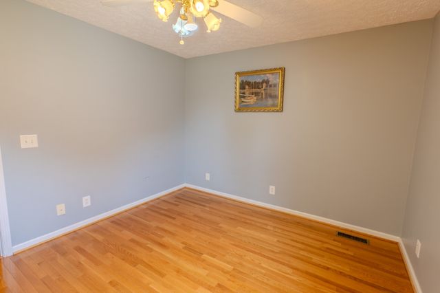 233 Lone Oak Dr, White House, TN 37188