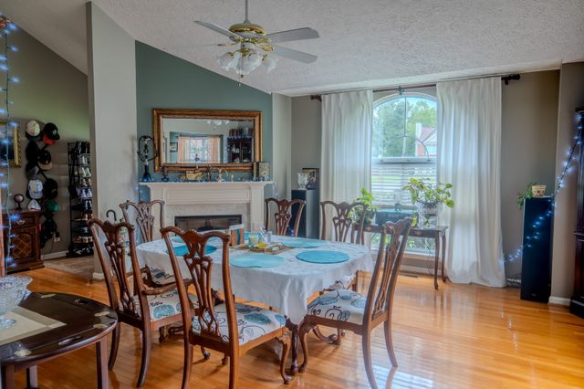 233 Lone Oak Dr, White House, TN 37188