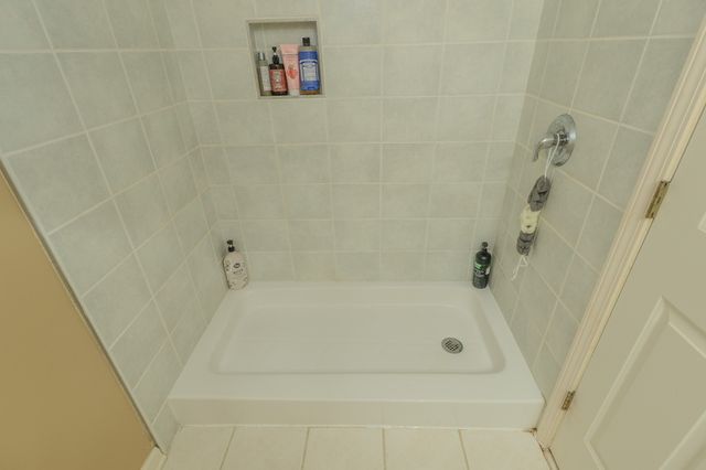 233 Lone Oak Dr, White House, TN 37188
