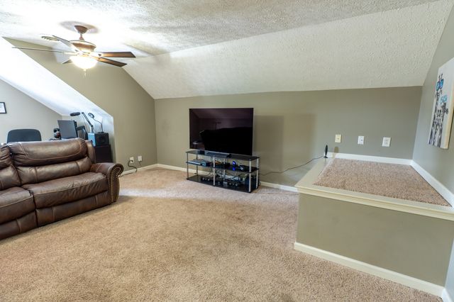 233 Lone Oak Dr, White House, TN 37188