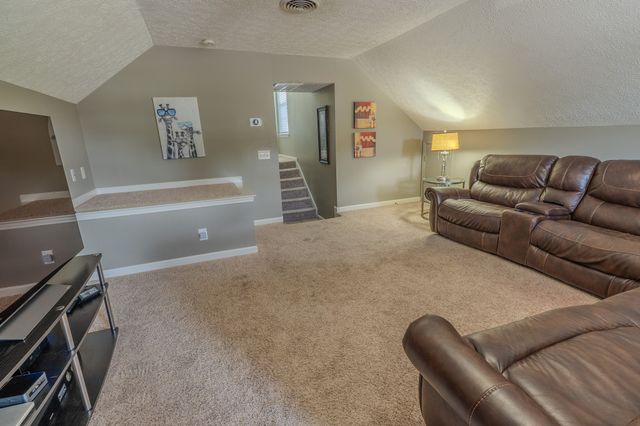 233 Lone Oak Dr, White House, TN 37188
