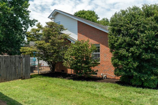 233 Lone Oak Dr, White House, TN 37188