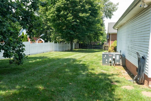 233 Lone Oak Dr, White House, TN 37188