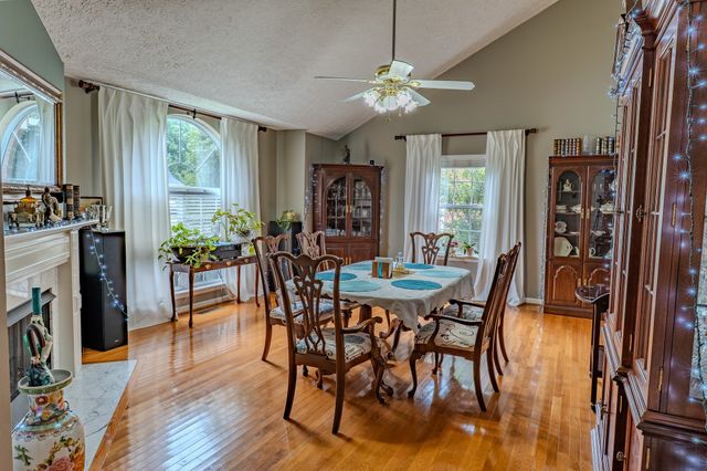 233 Lone Oak Dr, White House, TN 37188