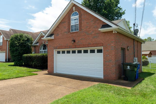233 Lone Oak Dr, White House, TN 37188