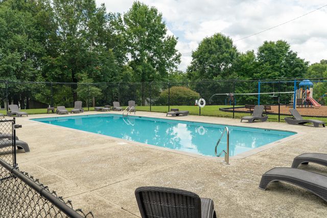 233 Lone Oak Dr, White House, TN 37188