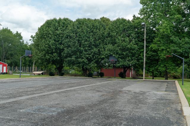 233 Lone Oak Dr, White House, TN 37188