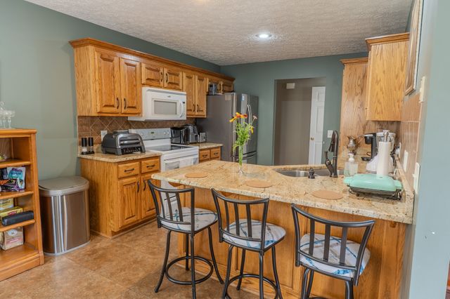 233 Lone Oak Dr, White House, TN 37188