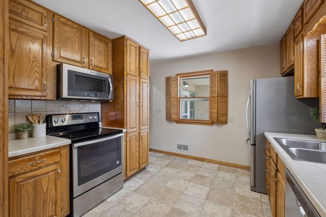 1171 Shryer Avenue W, Roseville, MN 55113
