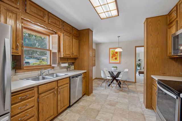 1171 Shryer Avenue W, Roseville, MN 55113