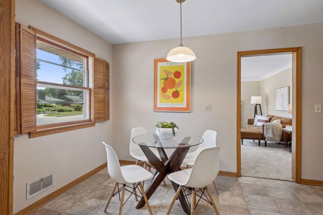 1171 Shryer Avenue W, Roseville, MN 55113