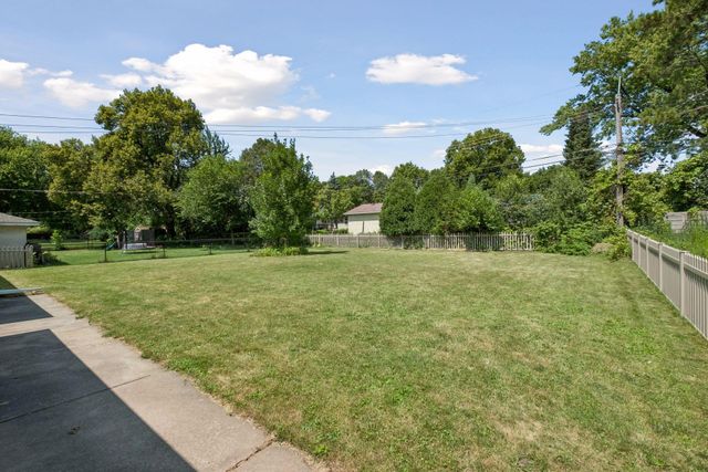 1171 Shryer Avenue W, Roseville, MN 55113
