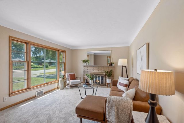 1171 Shryer Avenue W, Roseville, MN 55113