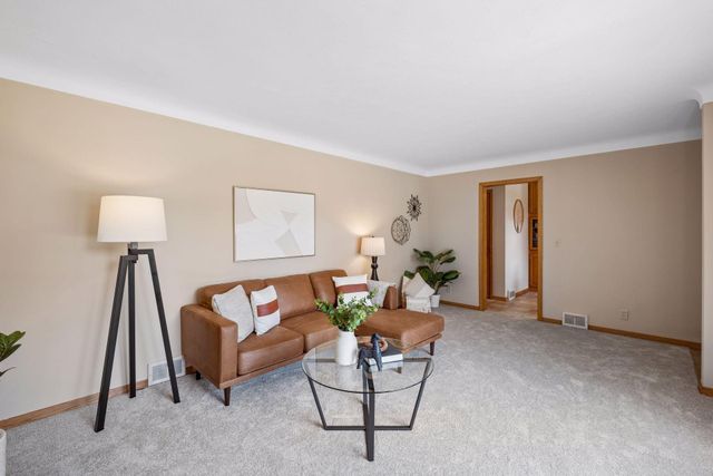 1171 Shryer Avenue W, Roseville, MN 55113