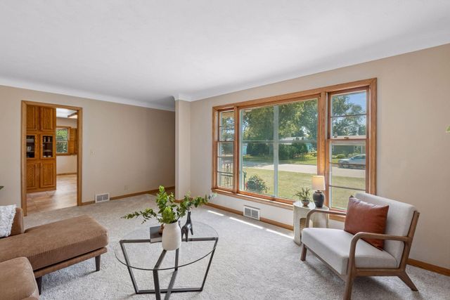 1171 Shryer Avenue W, Roseville, MN 55113