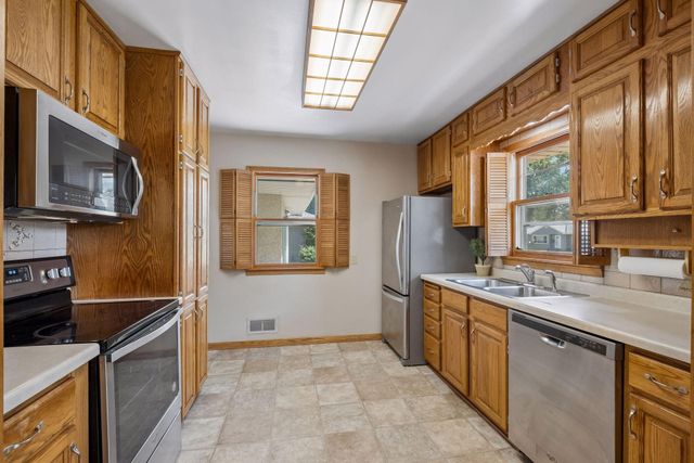 1171 Shryer Avenue W, Roseville, MN 55113