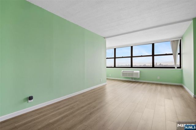 7004 Boulevard East 28C, Guttenberg, NJ 07093