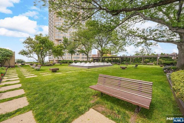 7004 Boulevard East 28C, Guttenberg, NJ 07093