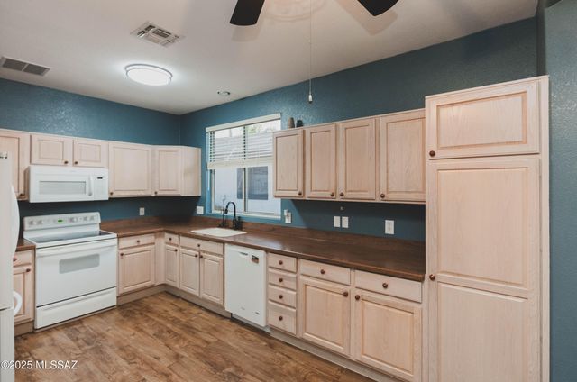 9469 N Twinkling Shadows Way, Tucson, AZ 85743