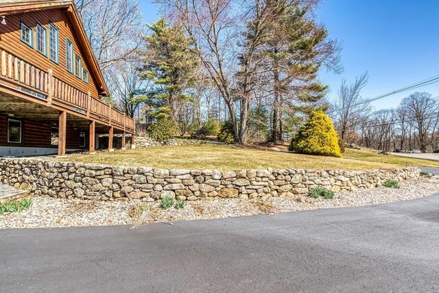 105 Uxbridge Rd, Mendon, MA 01756