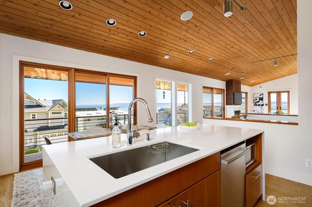 3627 Driftwood Drive, Clinton, WA 98236