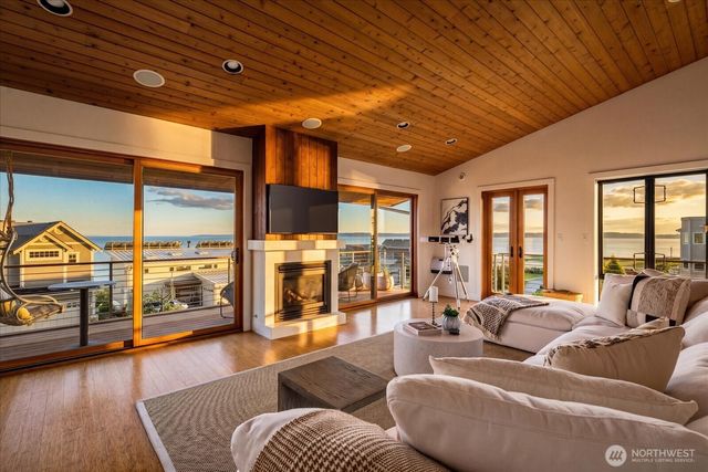 3627 Driftwood Drive, Clinton, WA 98236