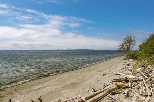 3627 Driftwood Drive, Clinton, WA 98236