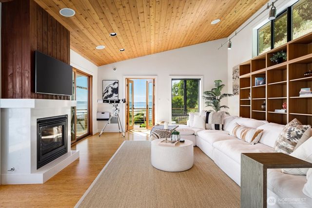 3627 Driftwood Drive, Clinton, WA 98236
