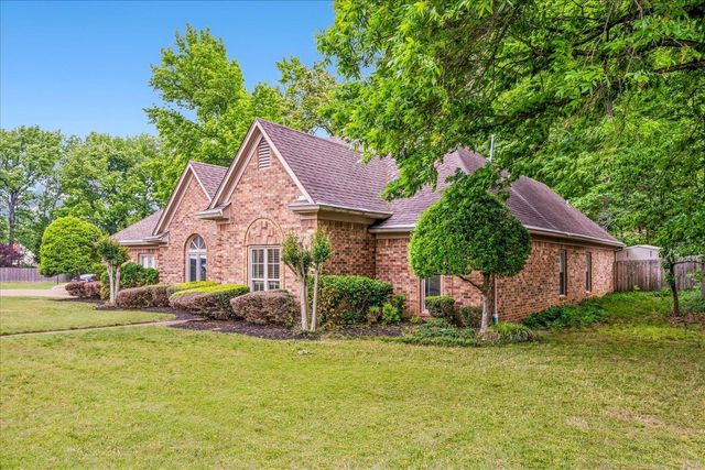 8752 E CARROLLWOOD LN, Memphis, TN 38016