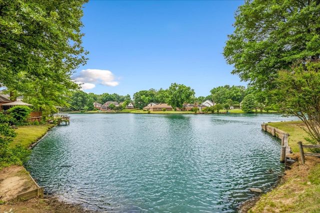 8752 E CARROLLWOOD LN, Memphis, TN 38016