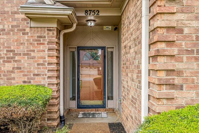 8752 E CARROLLWOOD LN, Memphis, TN 38016