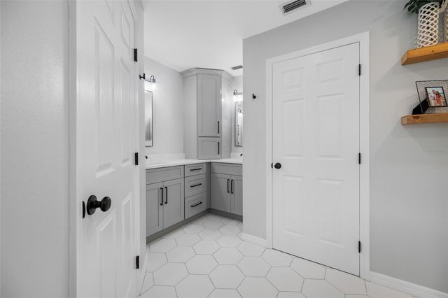 2808 SOUTHPOINTE LANE, Tampa, FL 33611