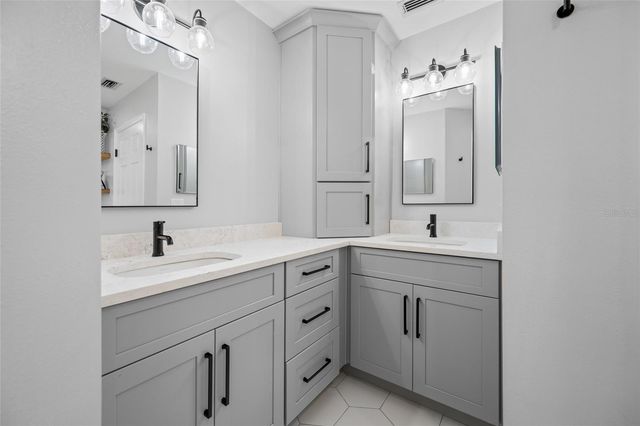 2808 SOUTHPOINTE LANE, Tampa, FL 33611